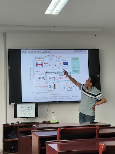 张国强老师做“腔磁振子混合系统中的双稳与相变”的报告